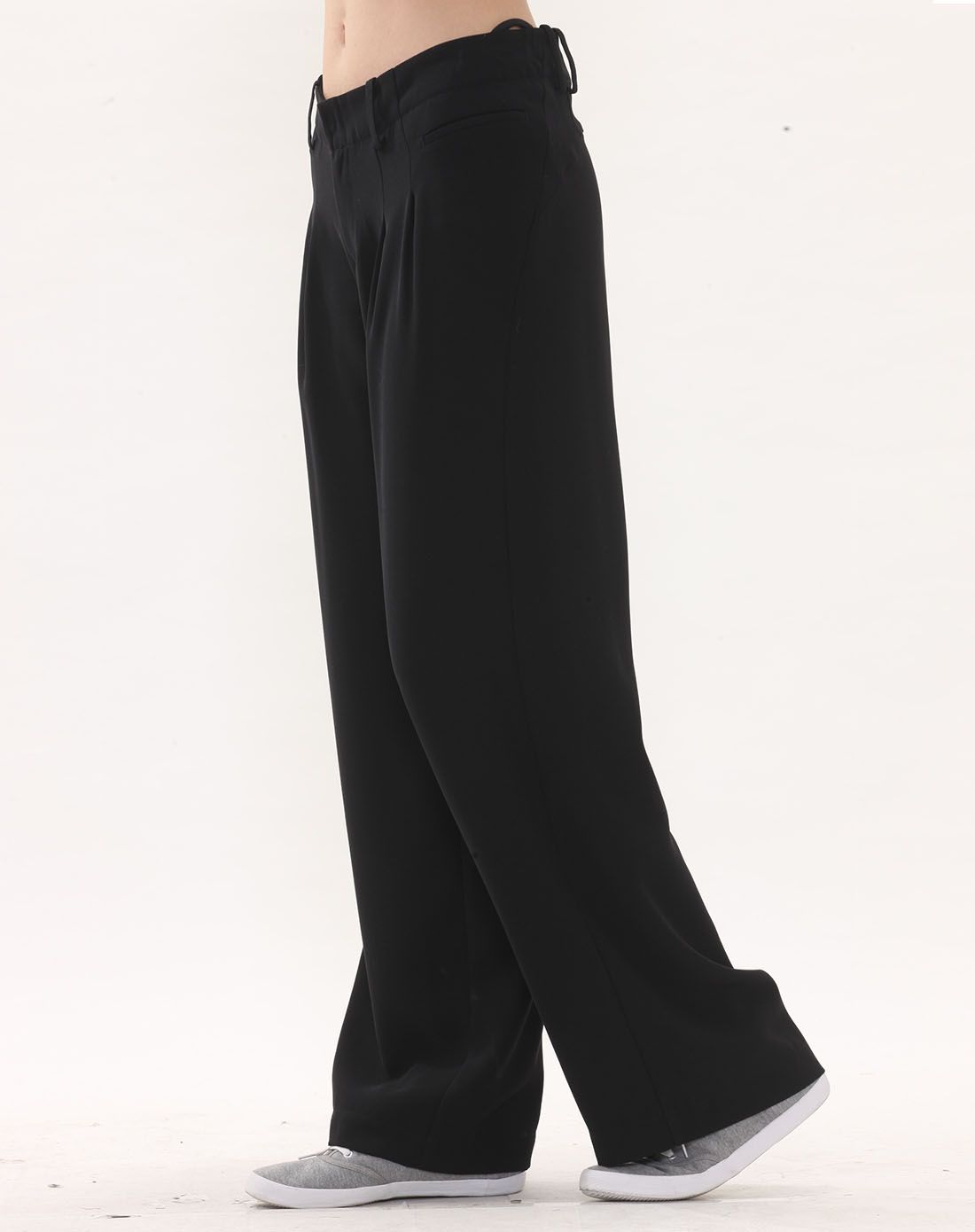 黑色宽松喇叭裤