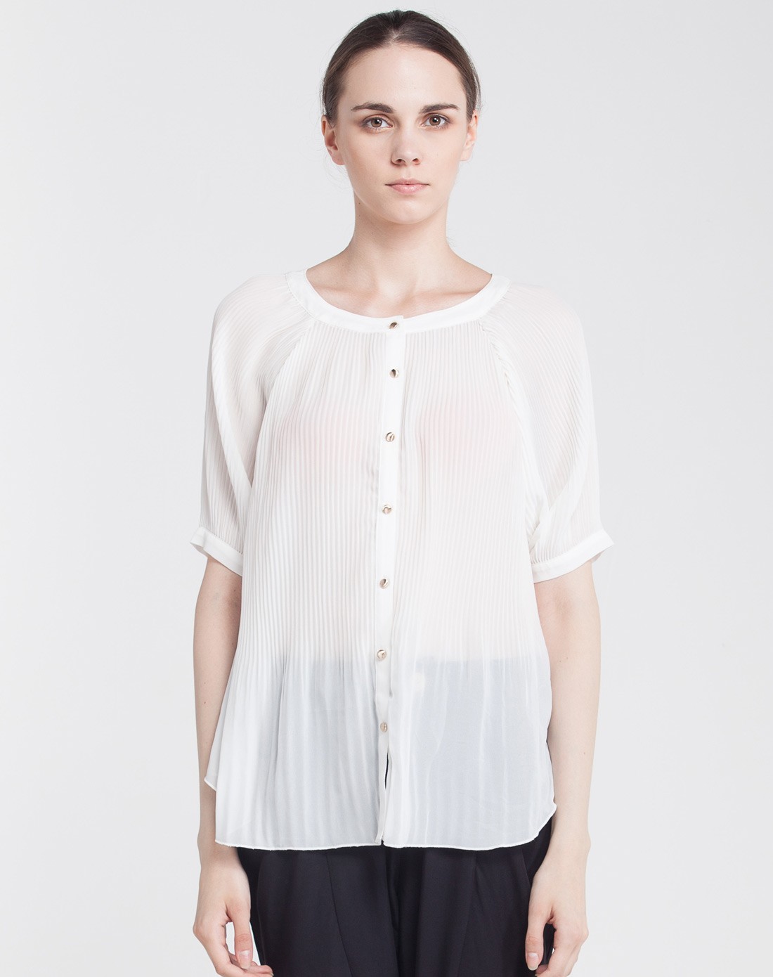 白色简洁休闲轻薄上衣