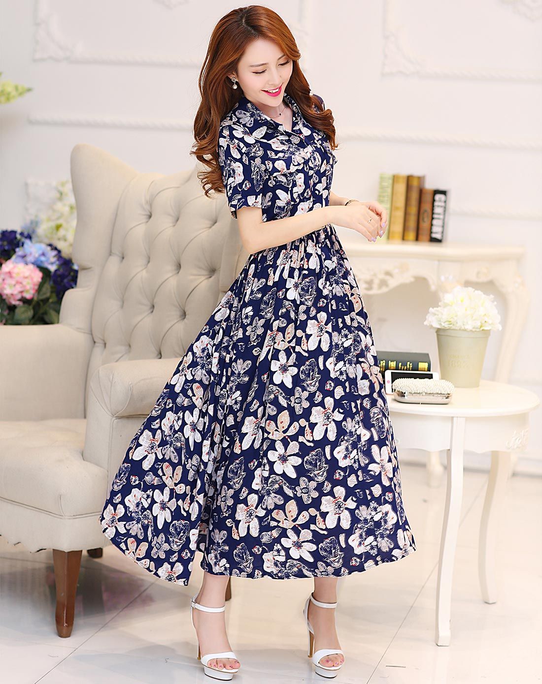 女蓝底白花雪纺连衣裙