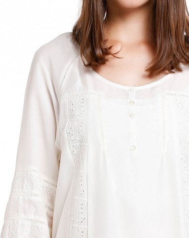 白色复古绣花七分袖连衣裙