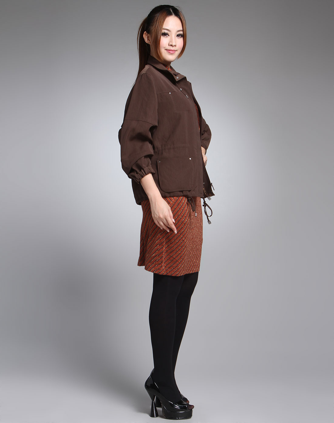 咖啡色简约时尚长袖外套