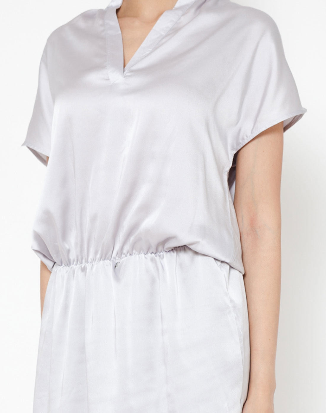 > 银白色亮丽简约v领短袖连衣裙