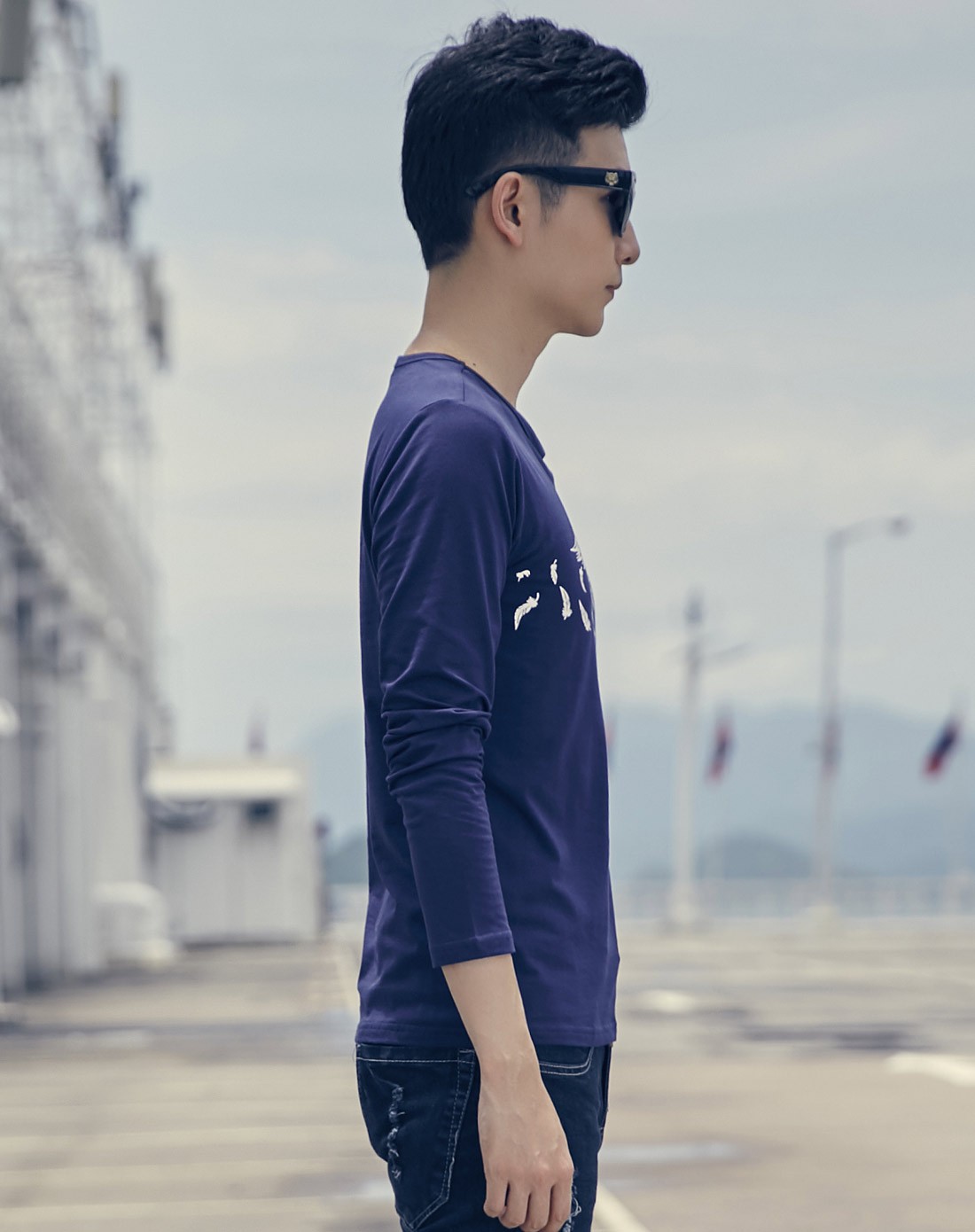 蓝色简约时尚圆领长袖t恤