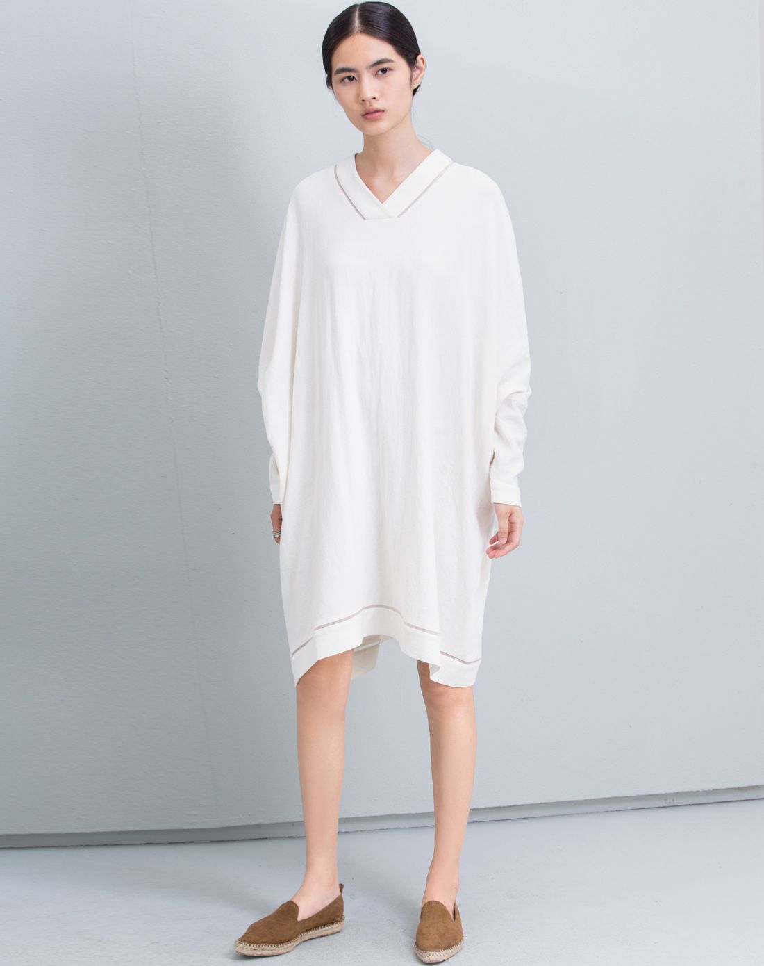 荼白v领蝙蝠袖超宽松亚麻连衣裙