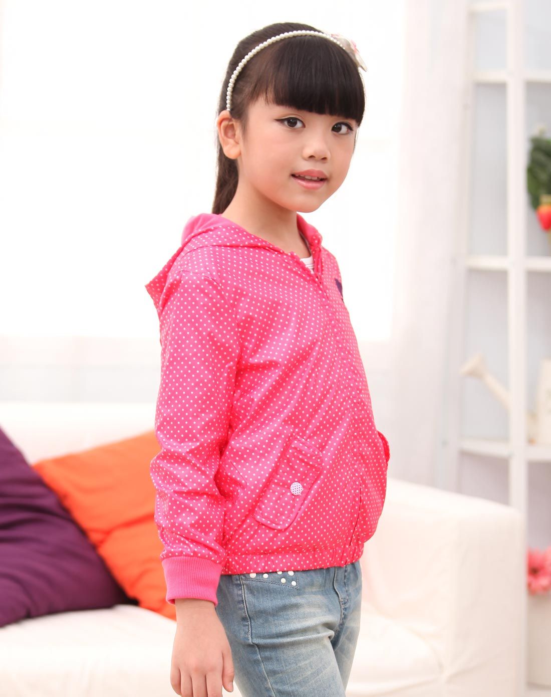 女童红底白点连帽风衣一手褛