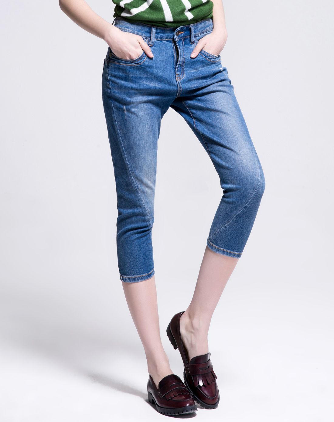 > 女款蓝色宽松七分牛仔裤女垮裤