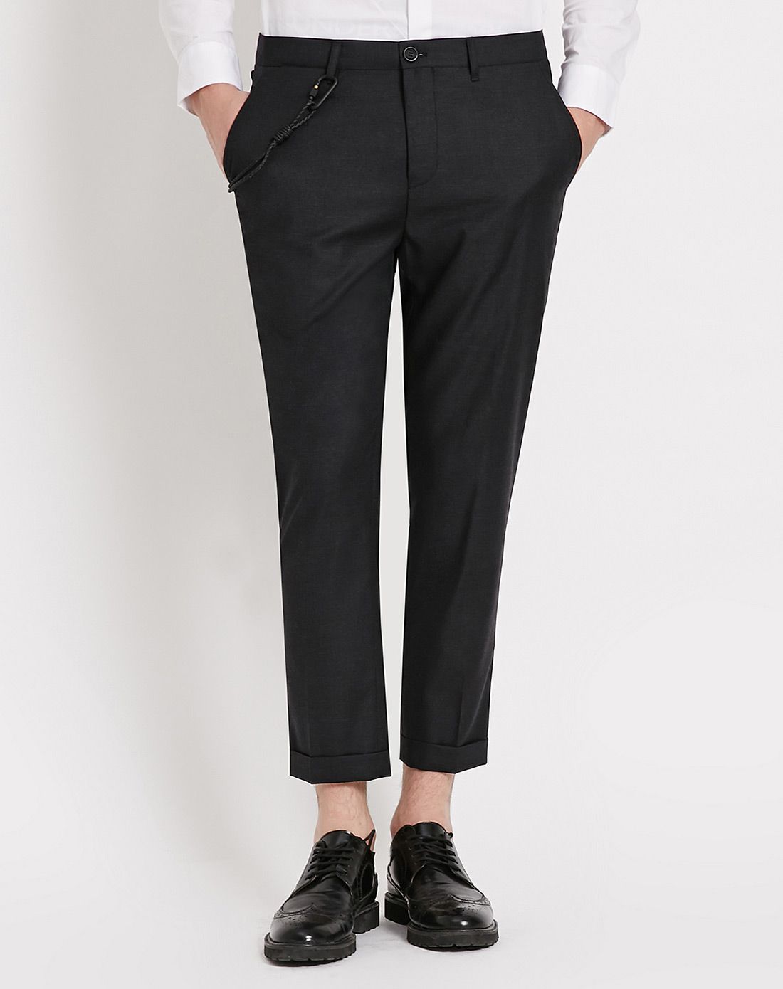 男款黑色脚口翻边休闲西裤