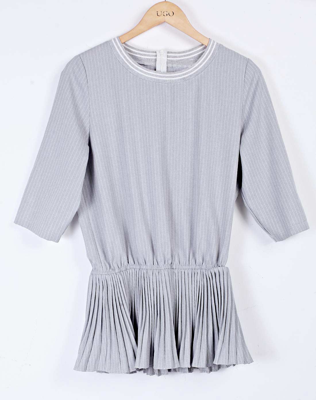 浅灰色简约合身款上衣