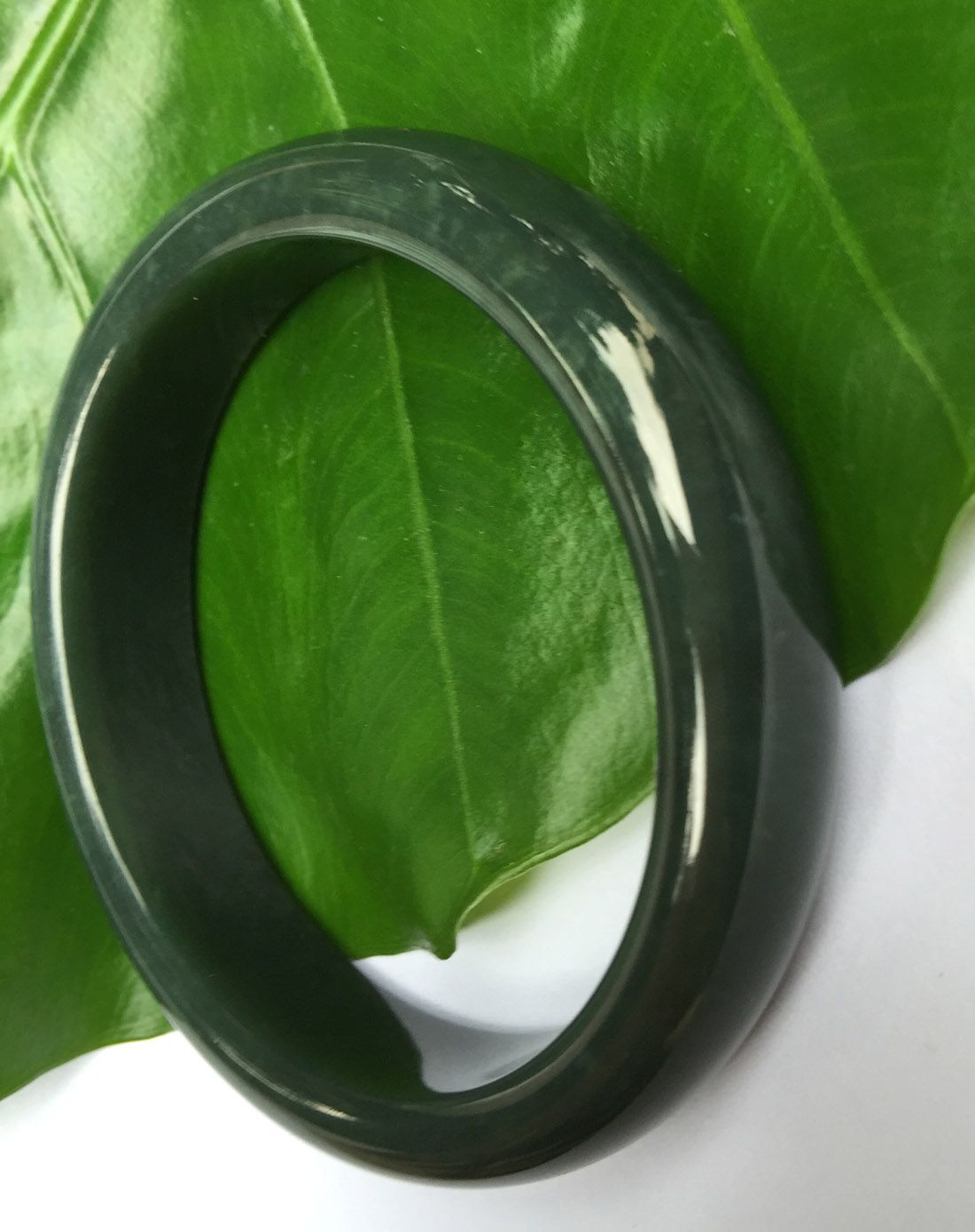 深绿油润极细腻新疆和田玉手镯(附权书)57mm