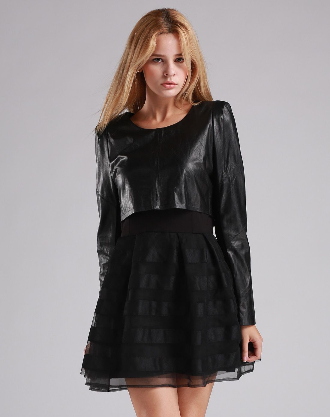 黑色皮连衣裙