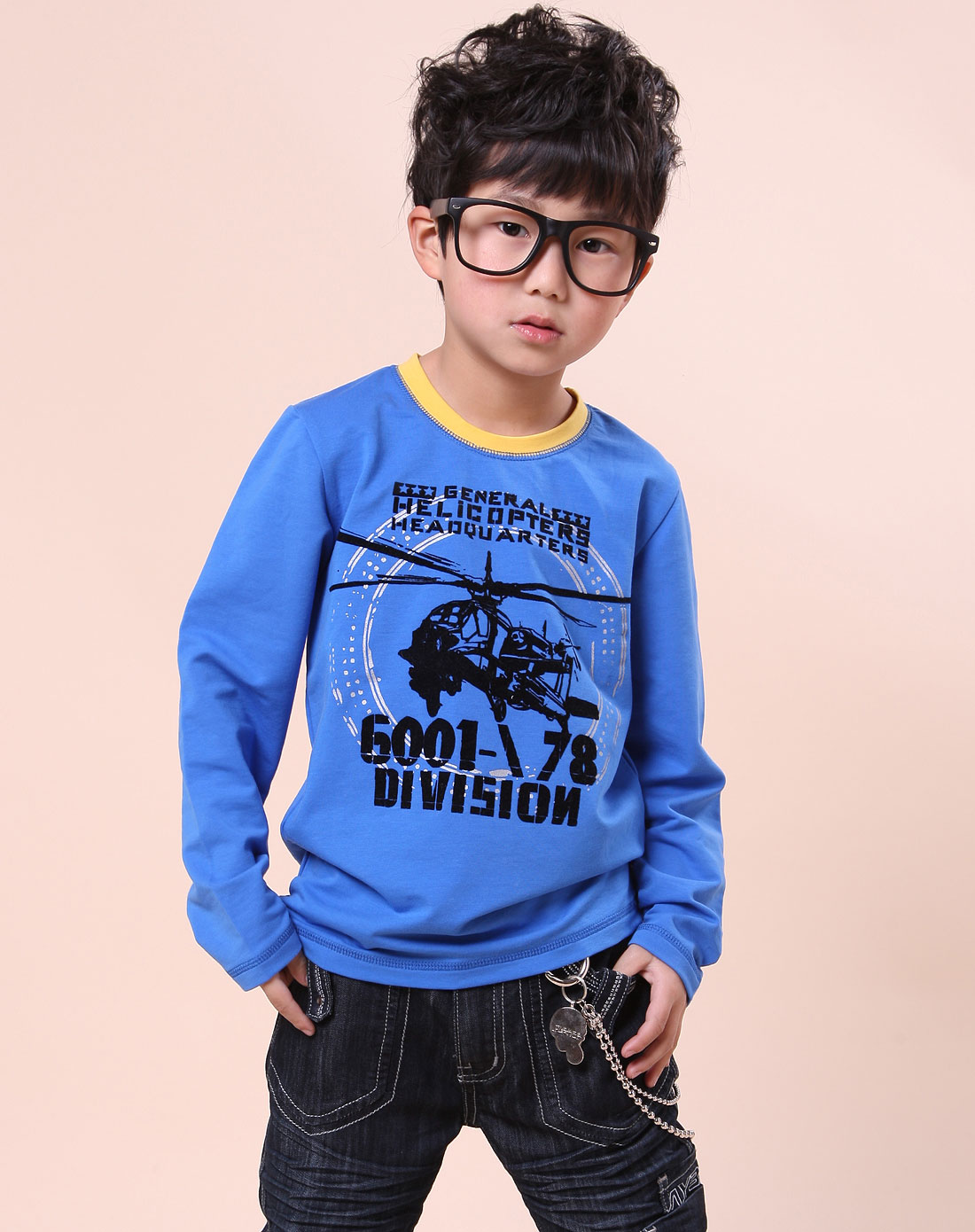 男童蓝色长袖t恤