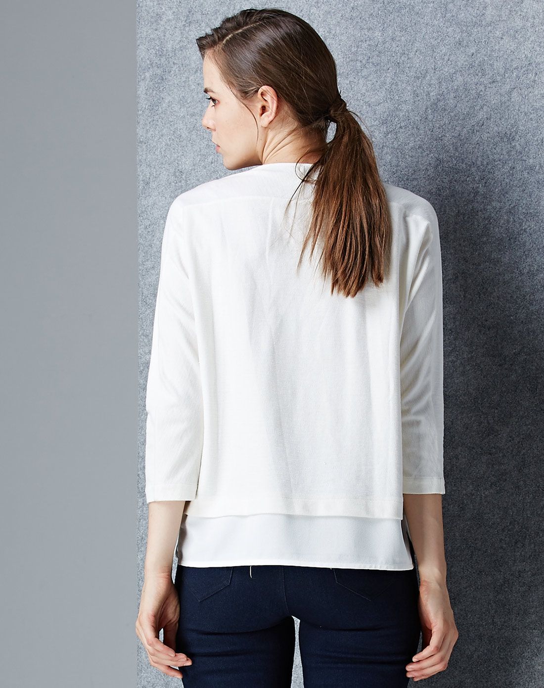 米白色简约时尚上衣