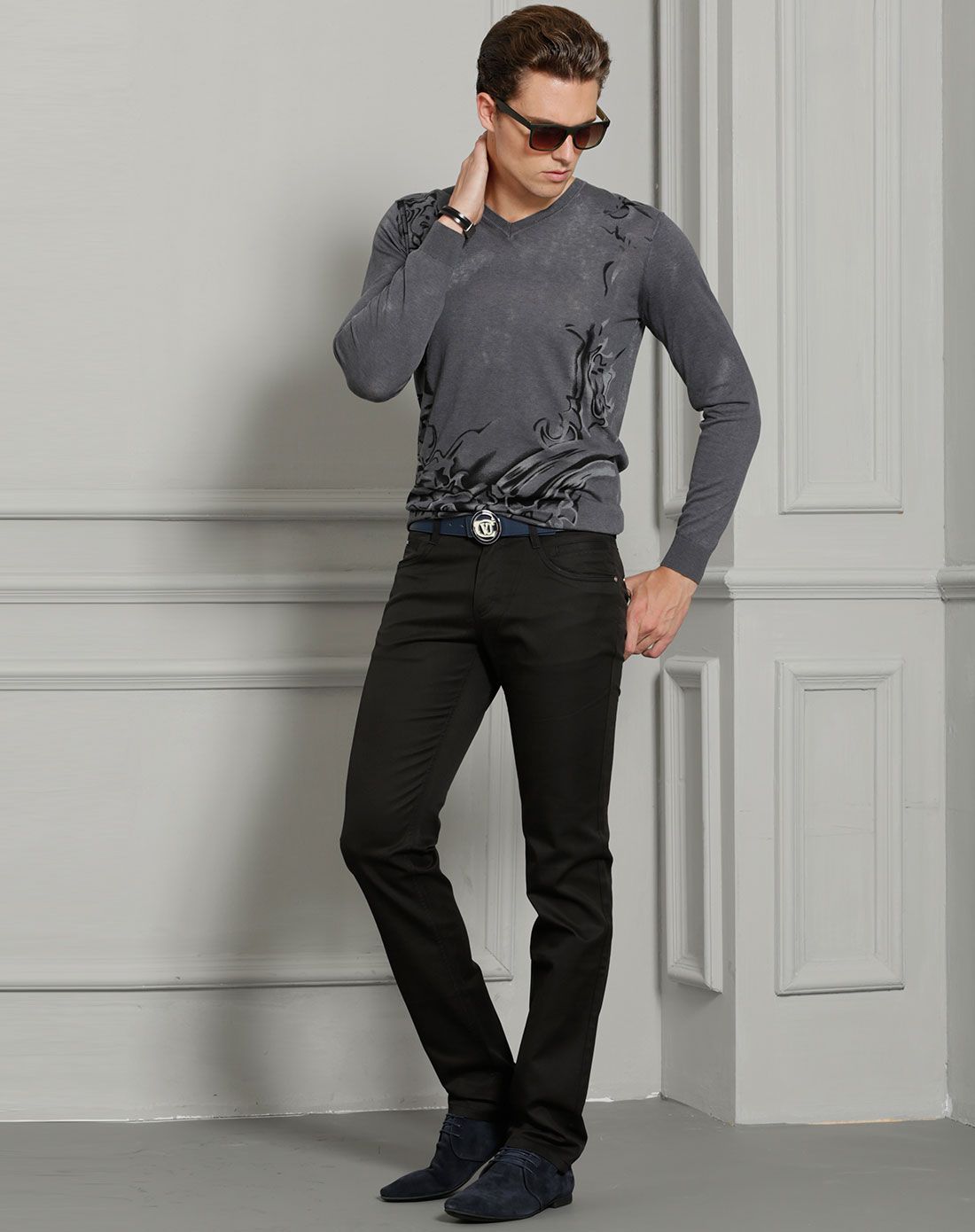 深灰色成熟暗纹长袖针织衫