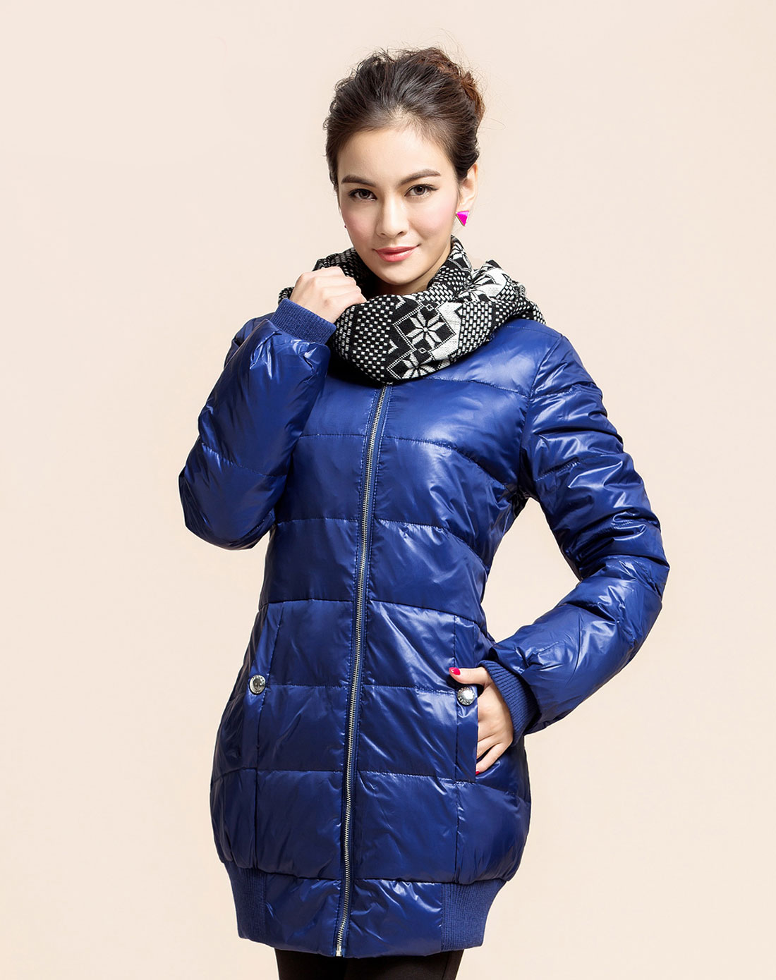 宝蓝色舒适时尚连帽长袖羽绒服