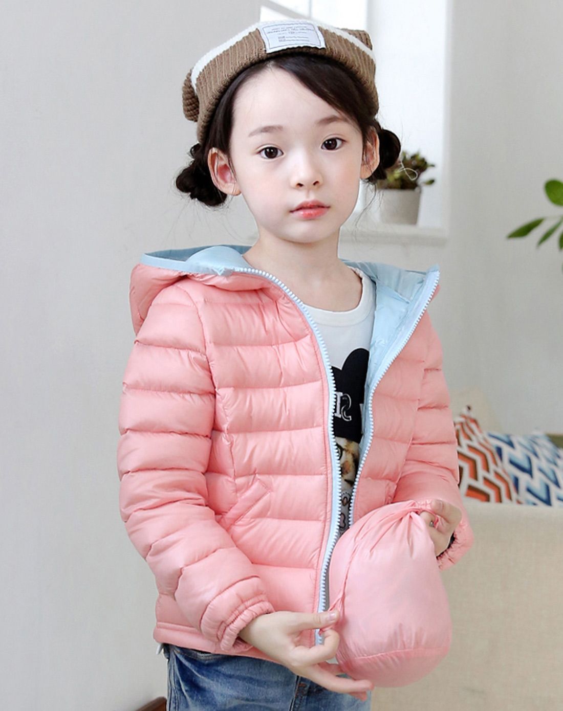 女童粉红色羽绒服