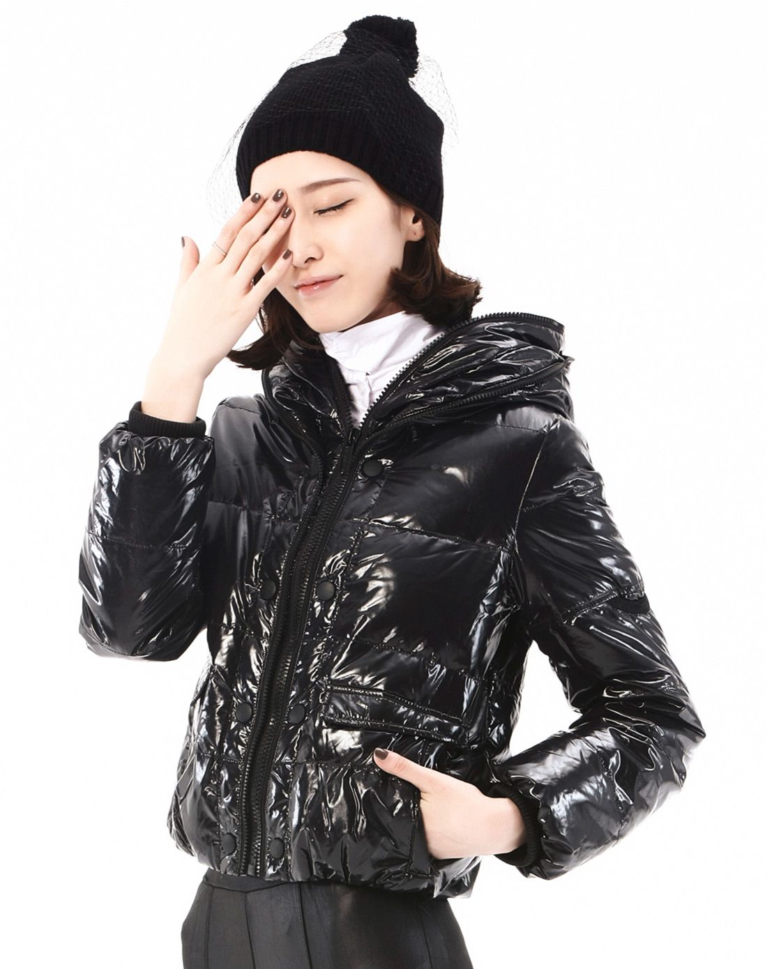 女款黑色亮面时尚连帽长袖羽绒服