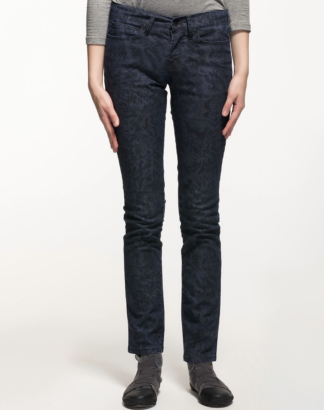 暗色花纹休闲风牛仔裤