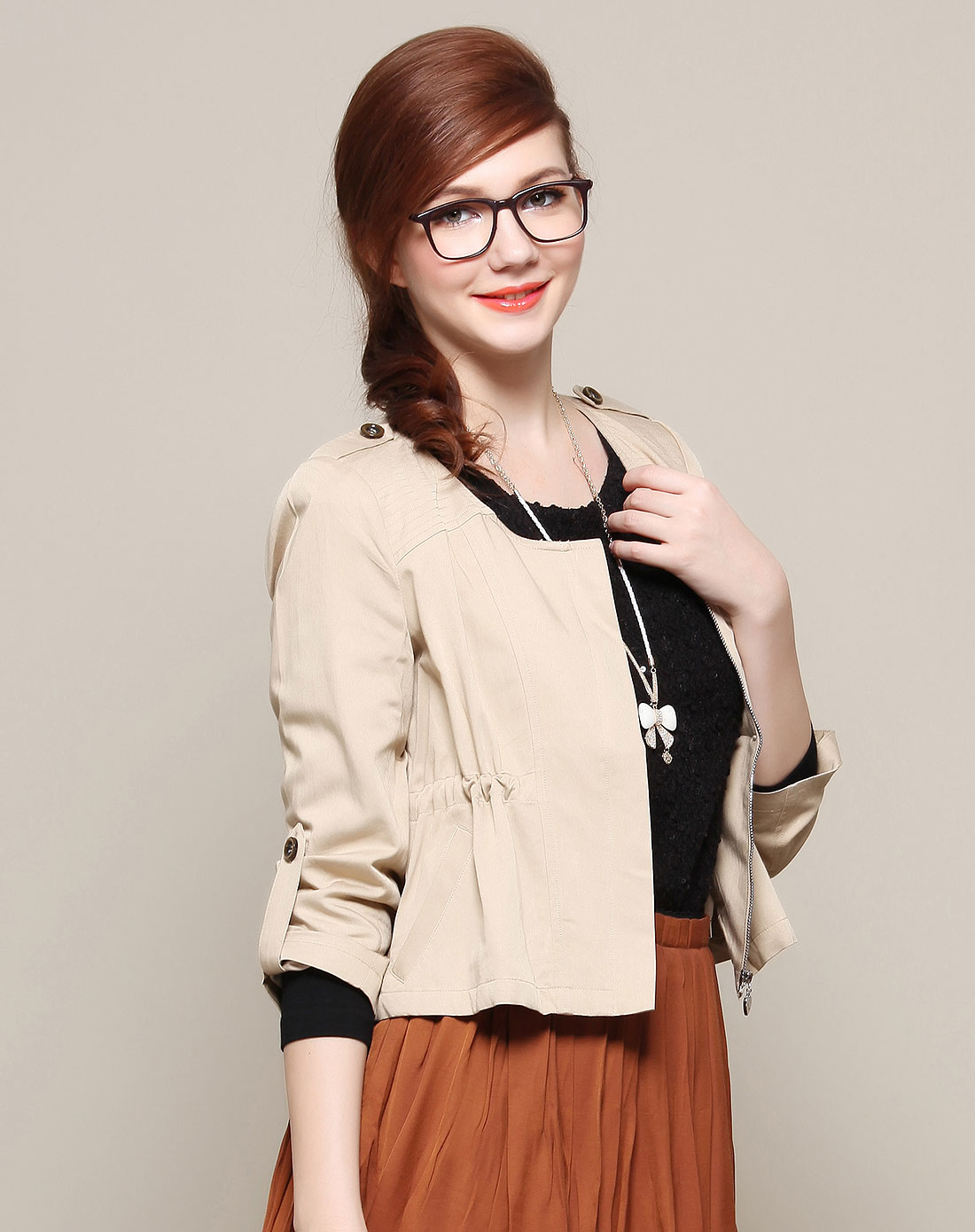 浅卡其色休闲长袖上衣