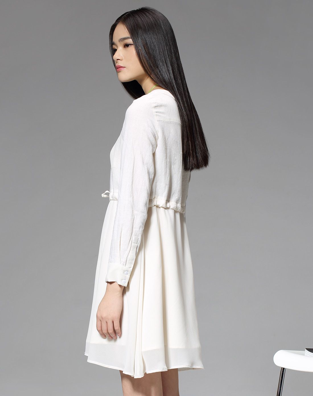 白色棉麻收腰长袖连衣裙