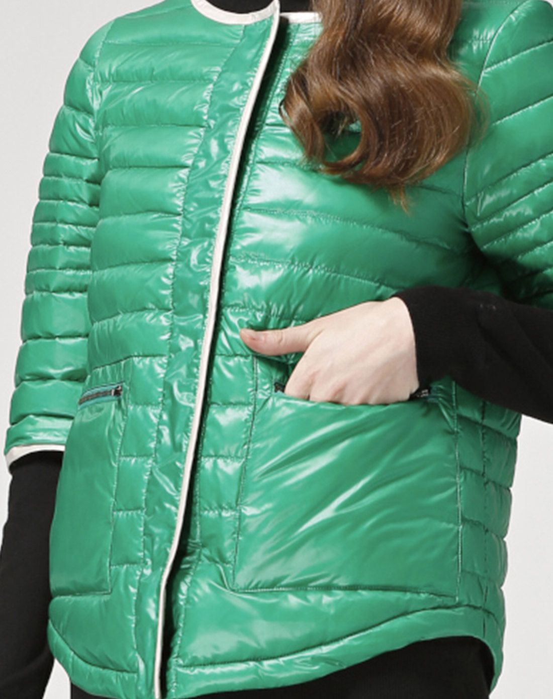 绿色短款半袖羽绒服