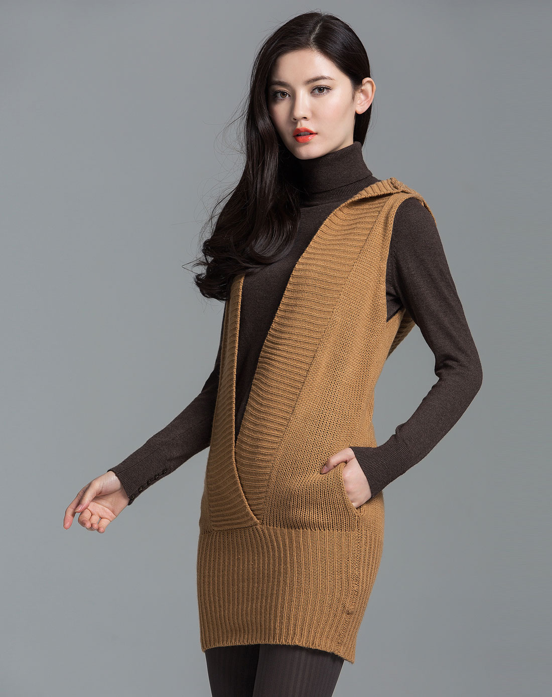 驼色时尚深v领无袖毛衣