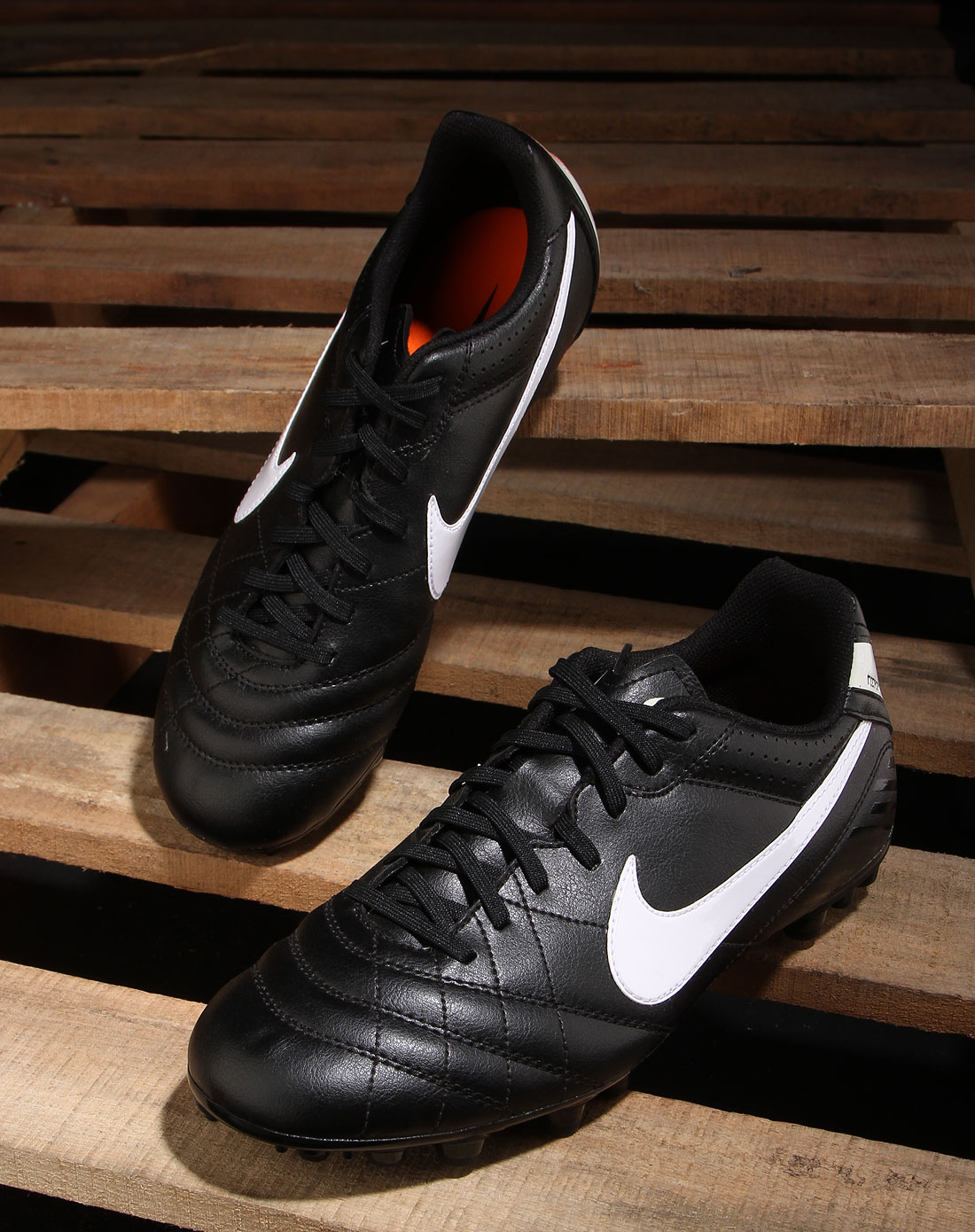 男款黑色系带休闲足球鞋