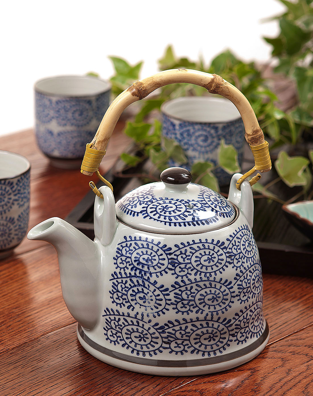 景瓷彩绘茶壶