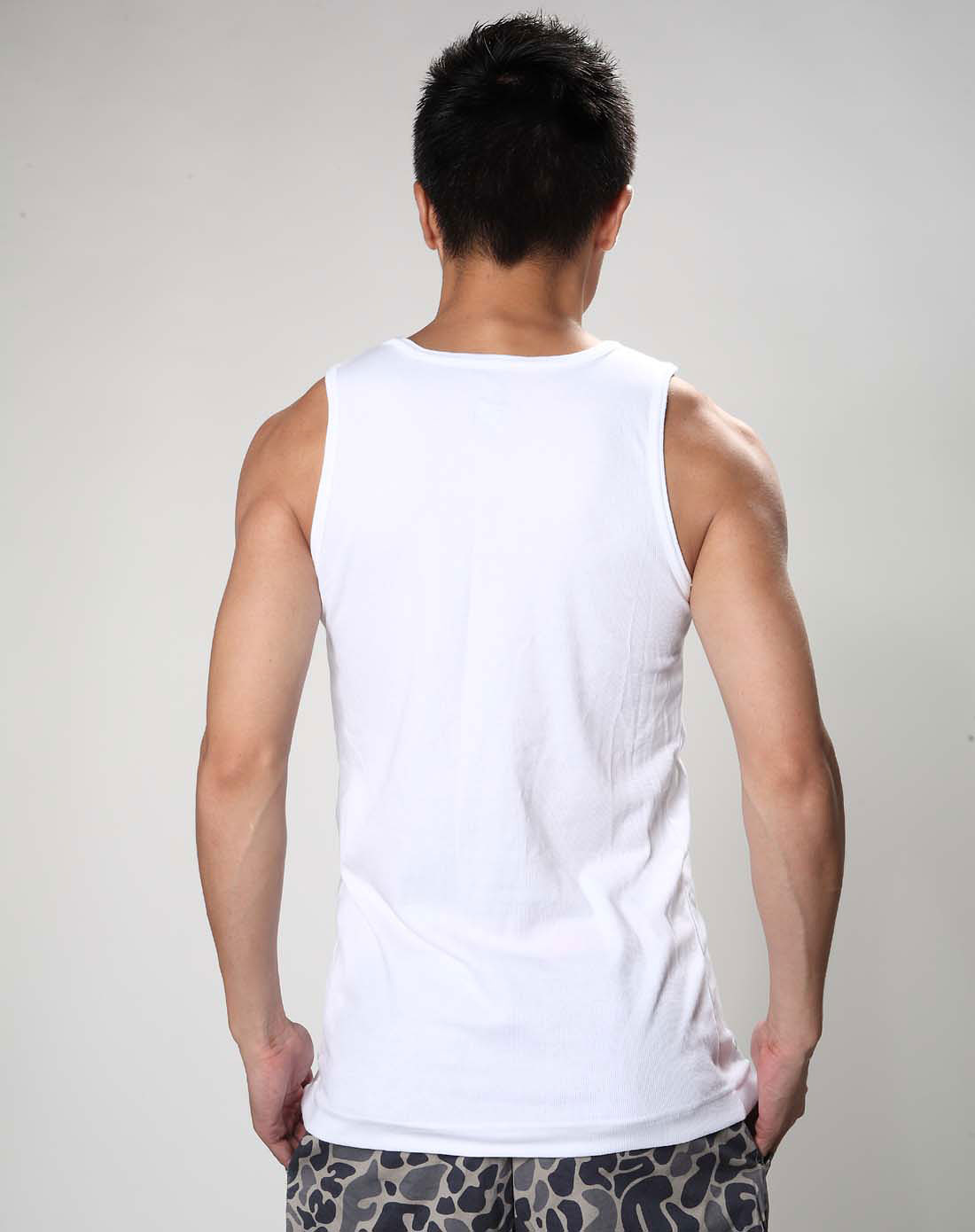 男子白色背心