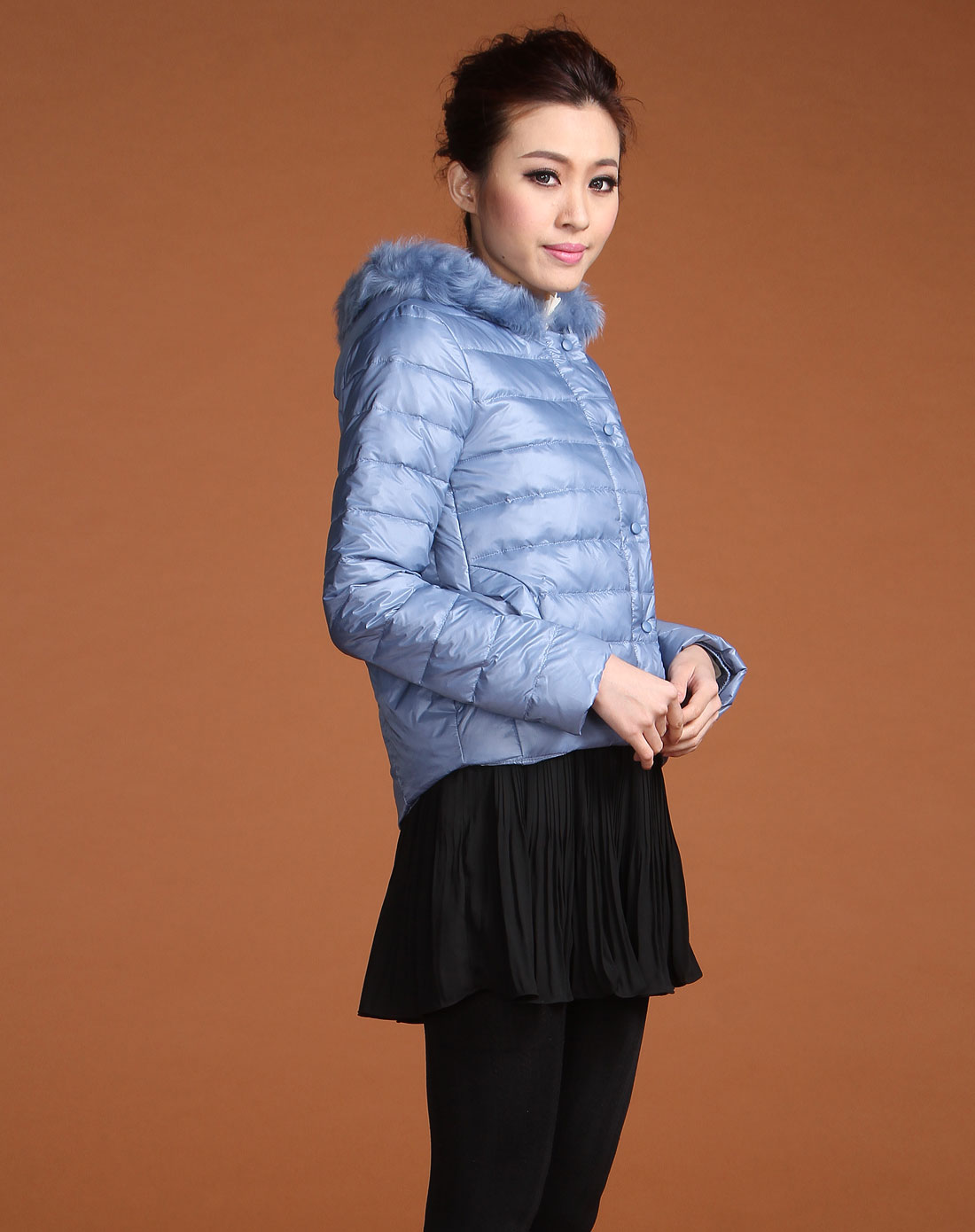 湖蓝色连帽毛边长袖羽绒服