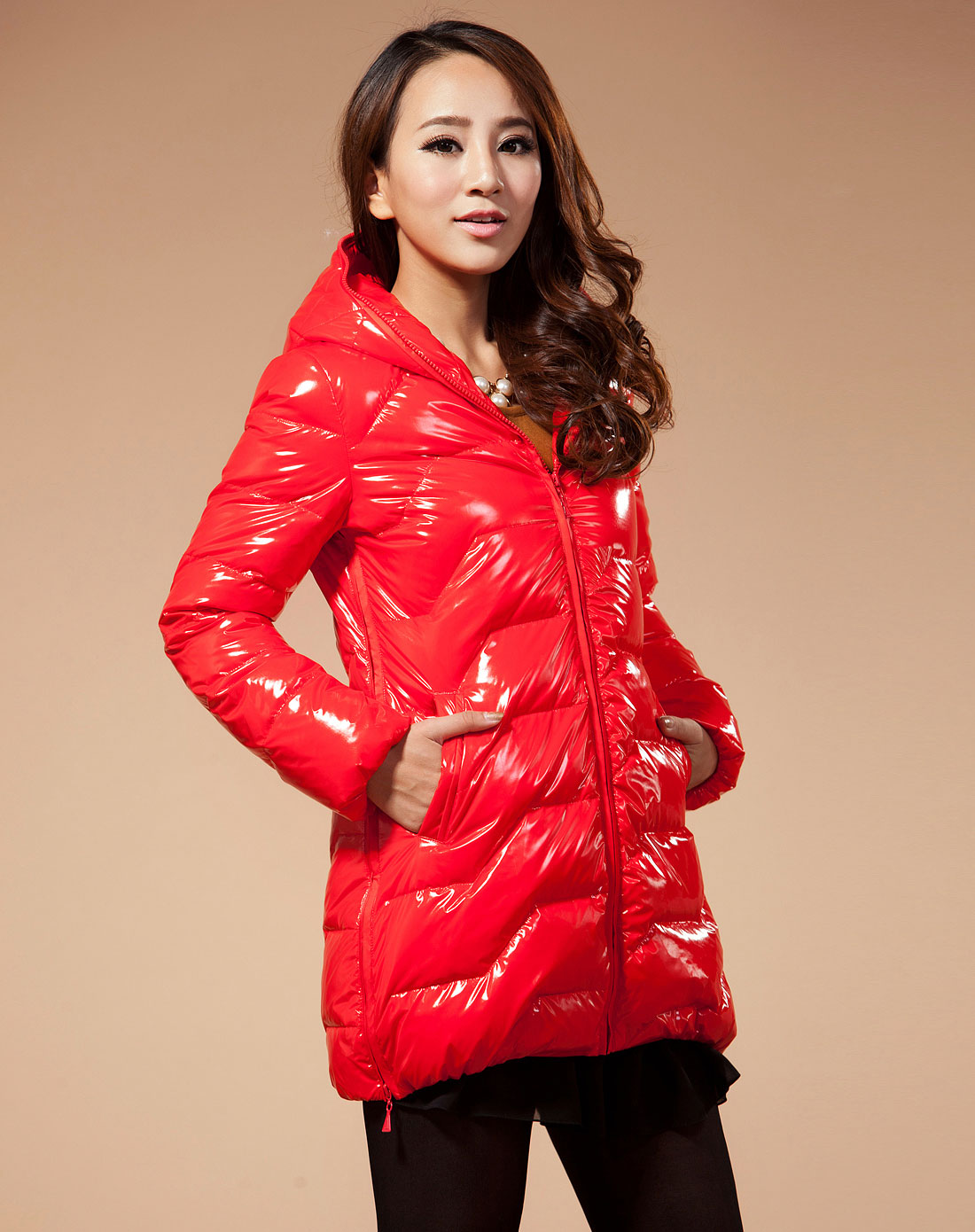 红色时尚连帽长袖羽绒服