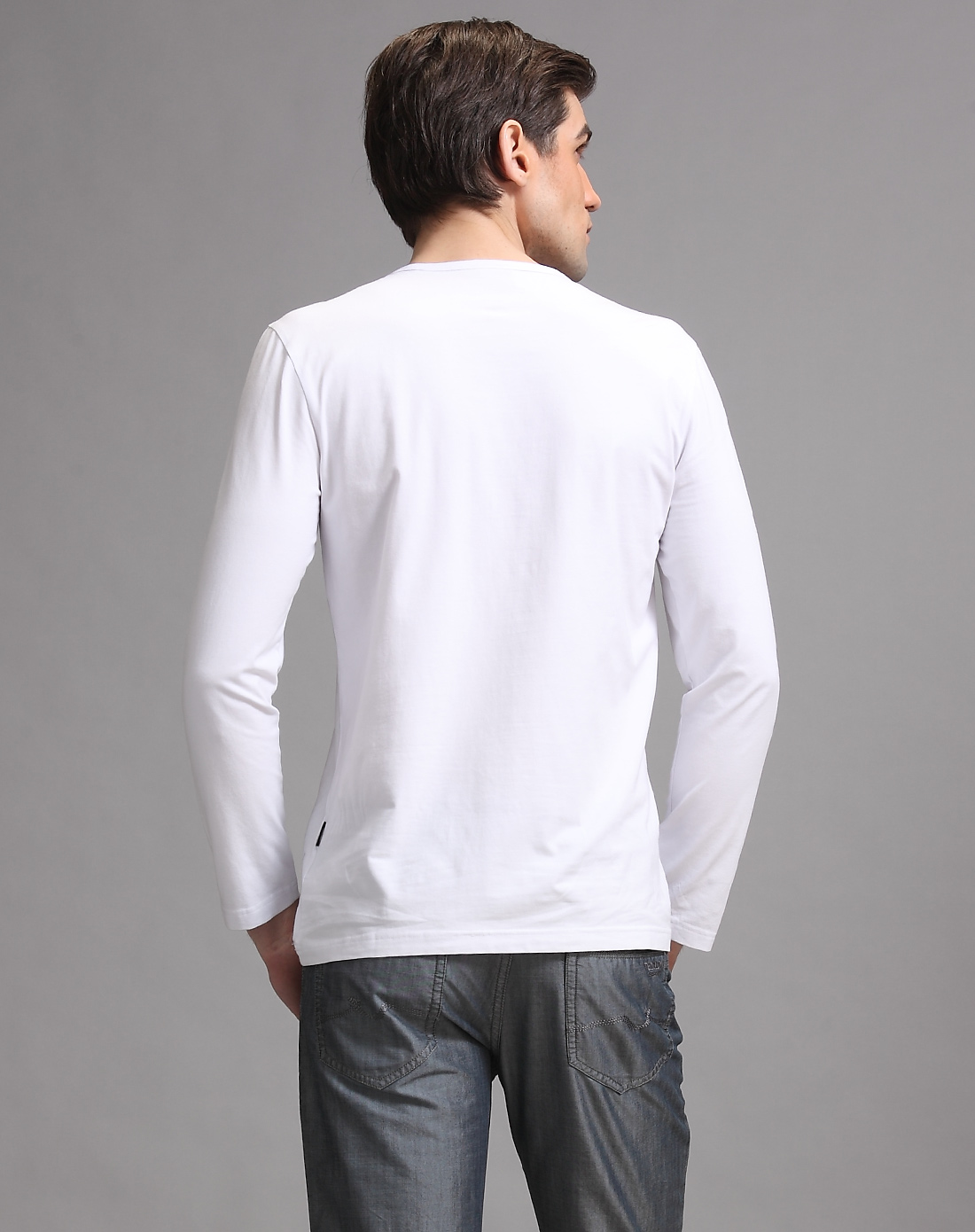 白色圆领印字长袖t恤