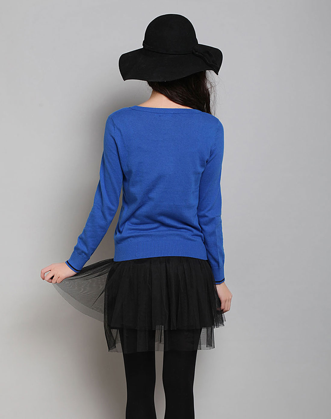 女款瓷青蓝色净色绣珠片线衫