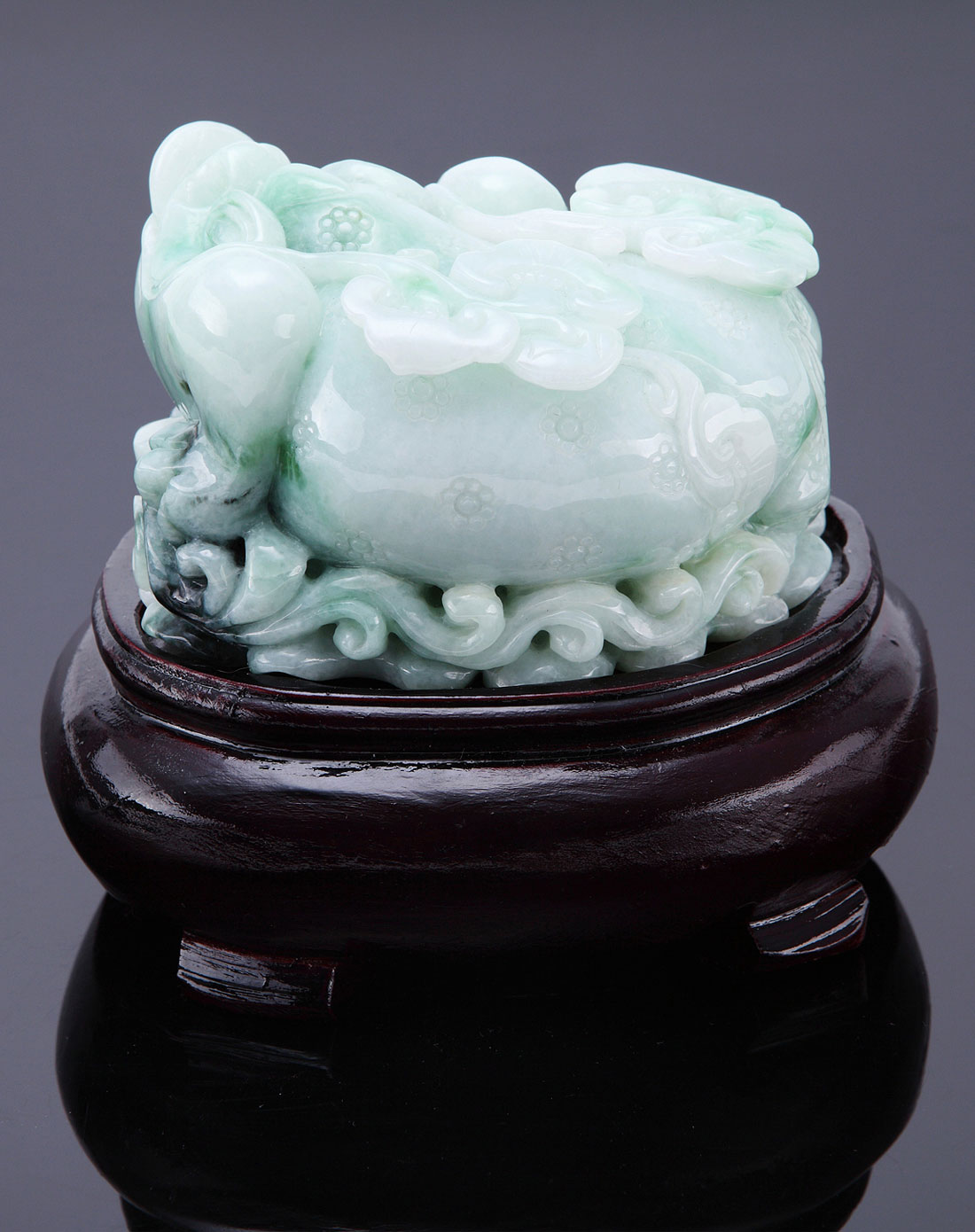 中性款浅绿色翡翠a货玉蟾蜍木底托摆件(证书一张)