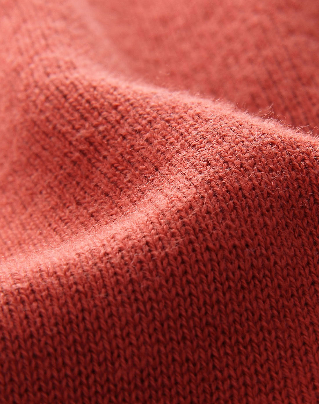 铁锈红色圆领菱纹长袖连衣裙