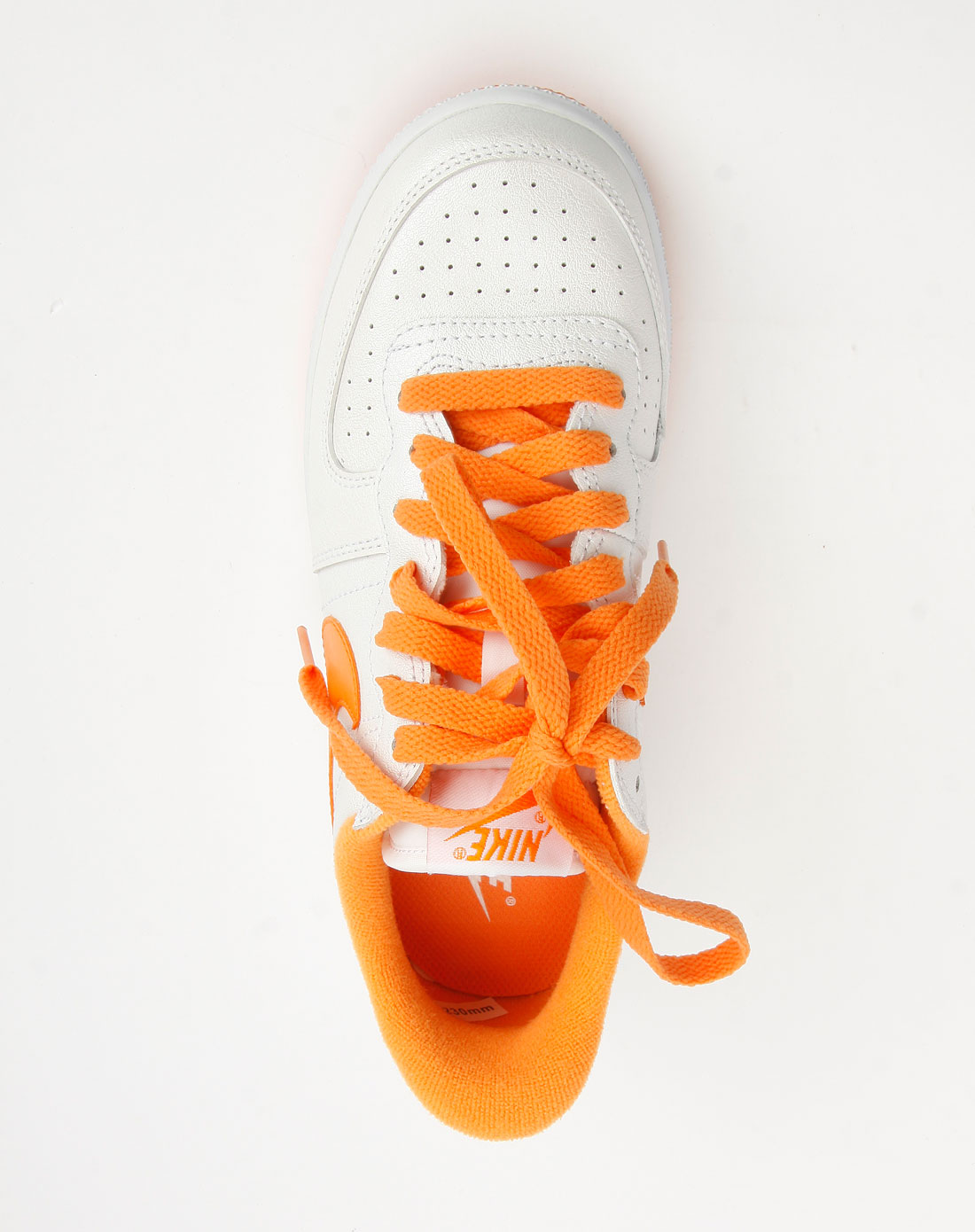 nike白色鞋橙色标志图片