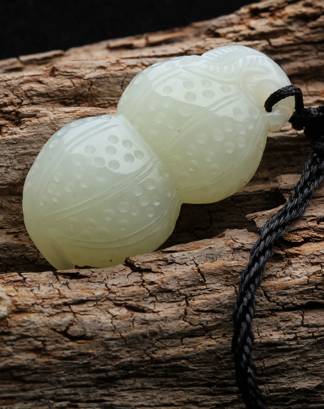 和田玉花生玉雕件有哪些寓意和田玉花生雕件象征着顽强奋斗坚强不屈