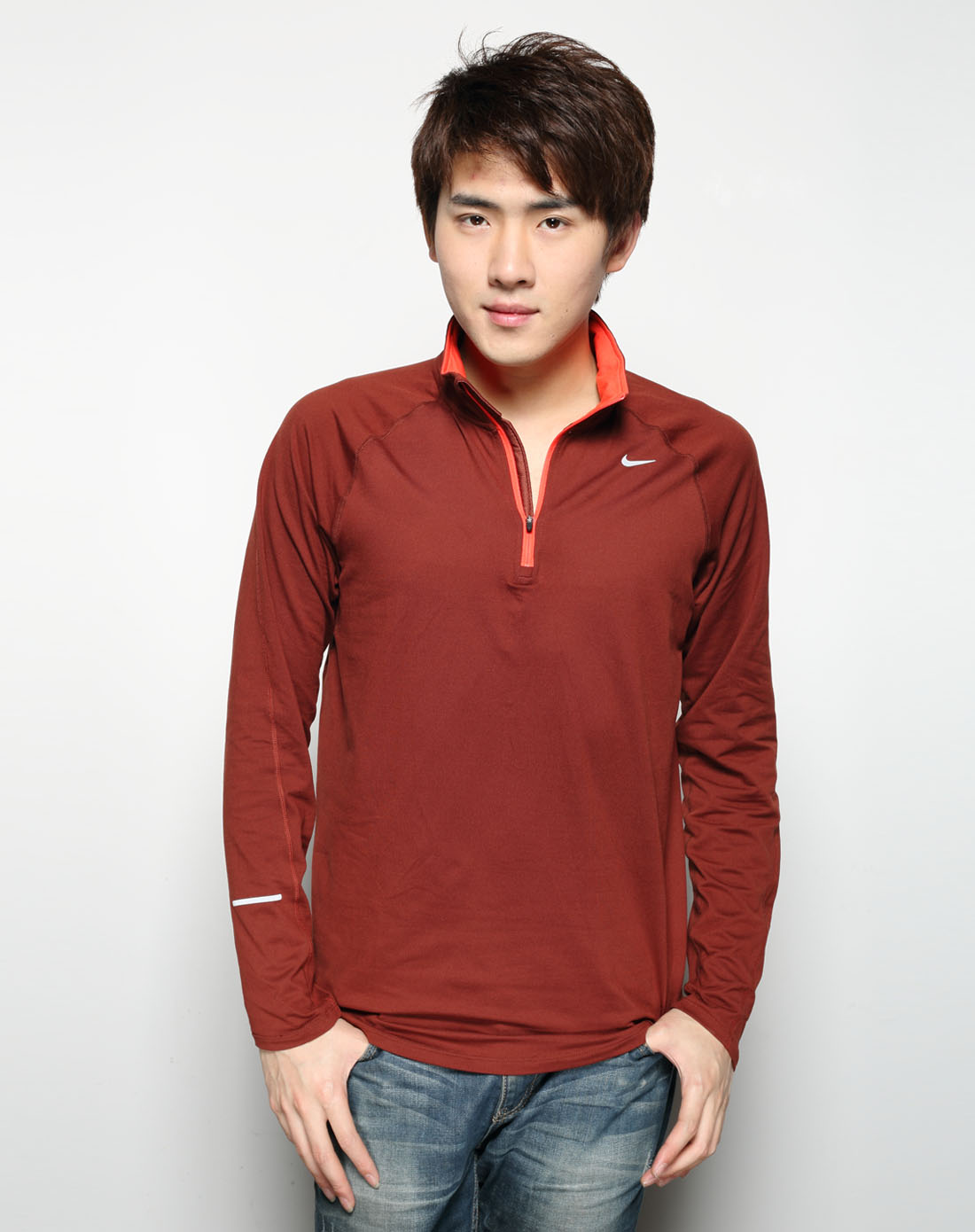 男子红褐色套头衫