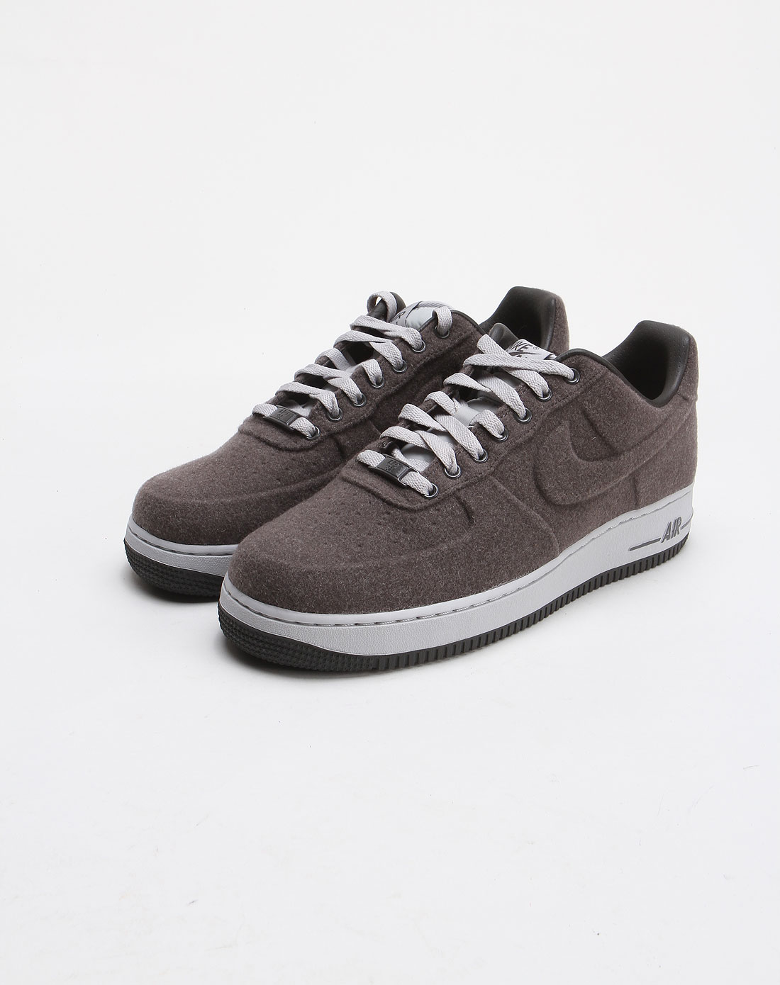 绒面时尚深灰色运动鞋