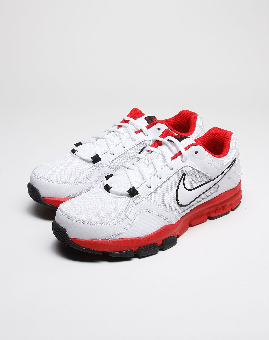 白色布面简约运动鞋