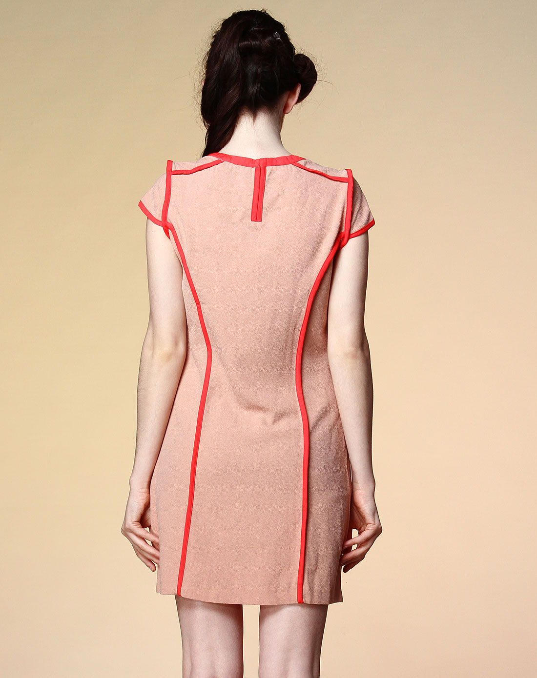 肉粉色撞色分割收身短袖连衣裙