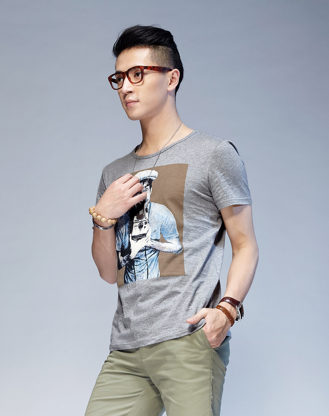 唐狮tonlion男装专场 > 麻灰色人物印花休闲圆领短袖t恤