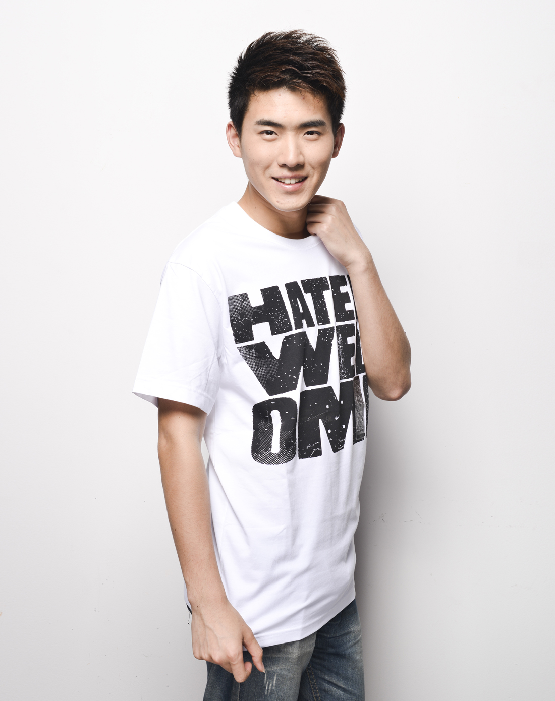 男子白色短袖t恤