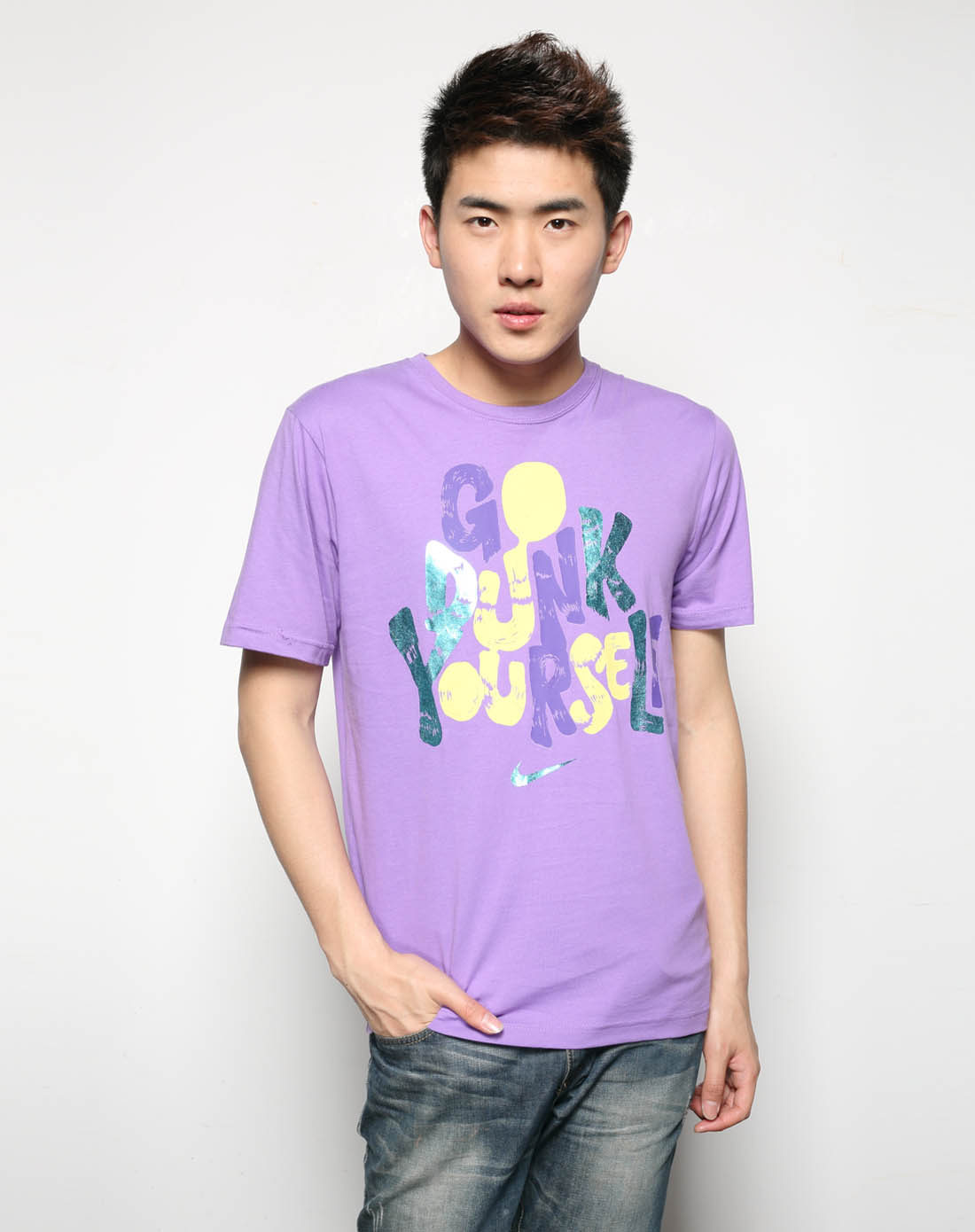 男子紫色短袖t恤