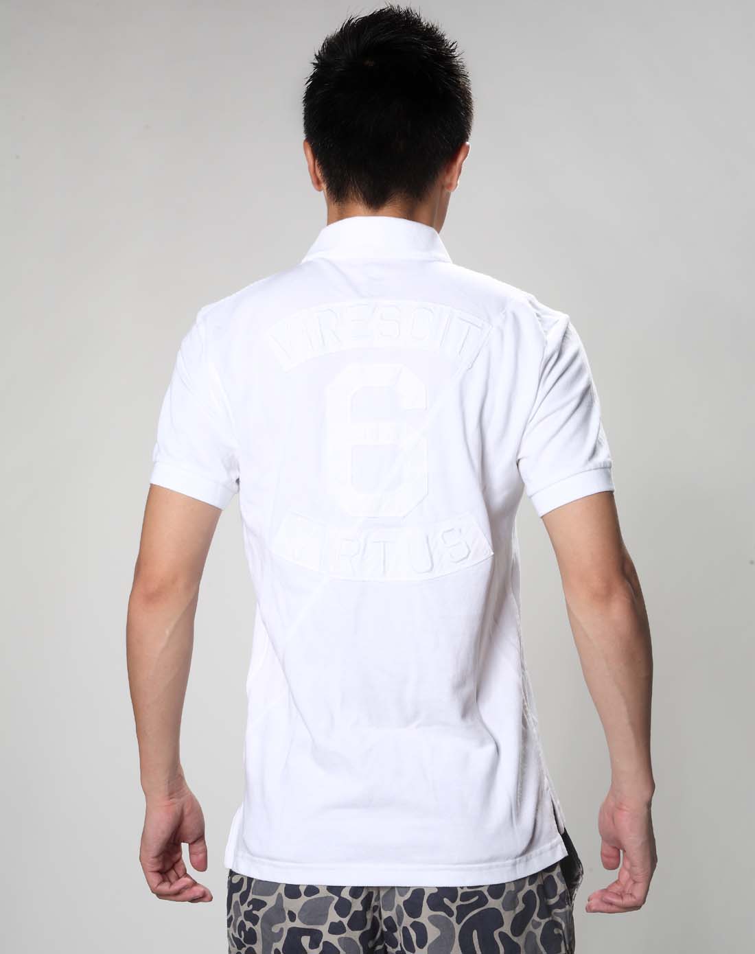 男子白色短袖polo衫