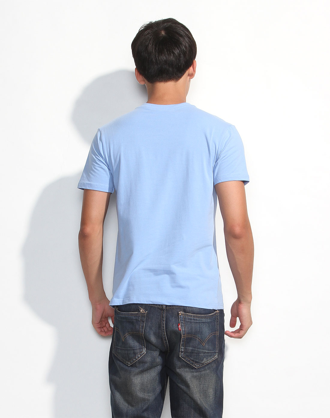 男款v领印图浅蓝色短袖t恤