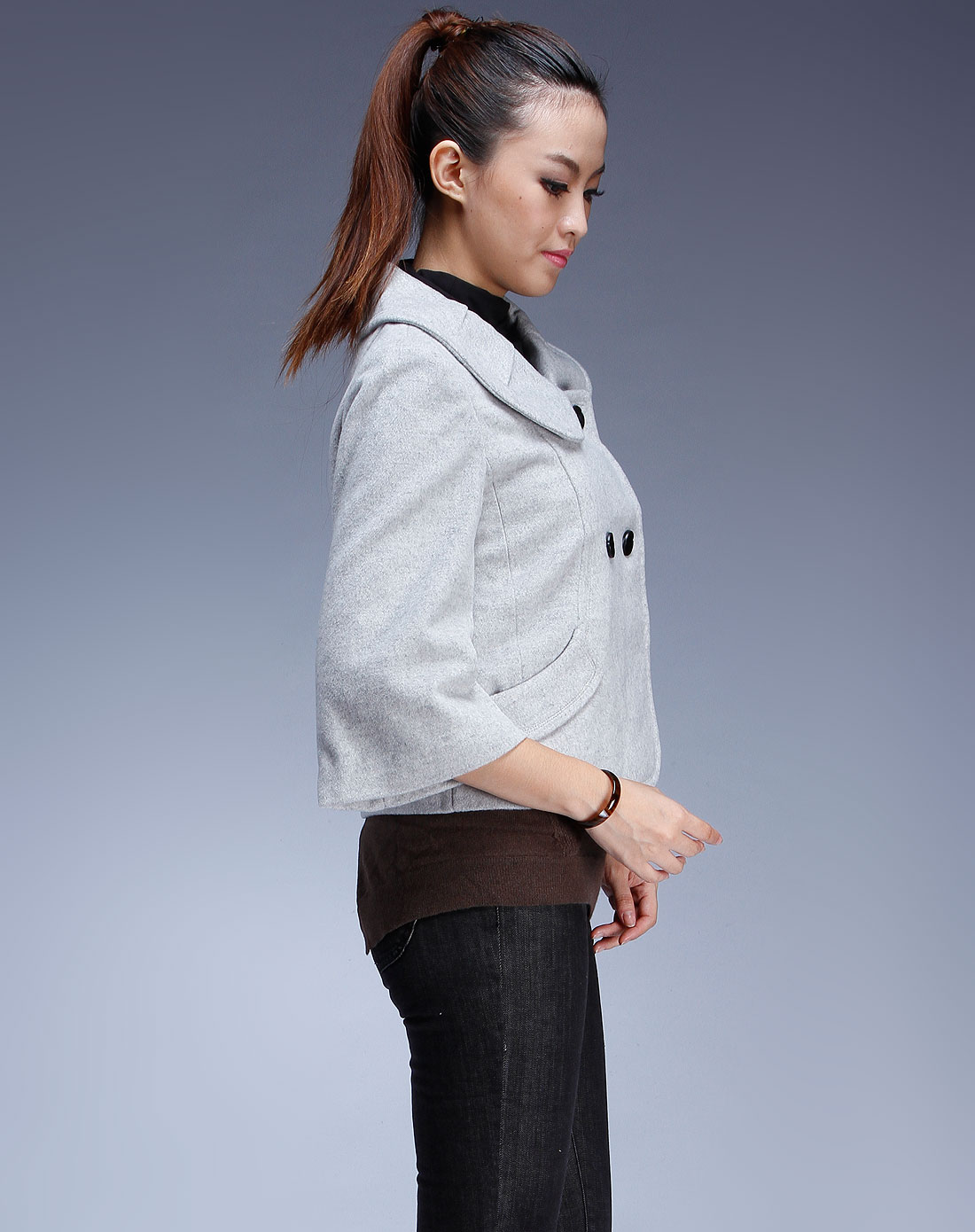 灰白色优雅时尚中袖上衣