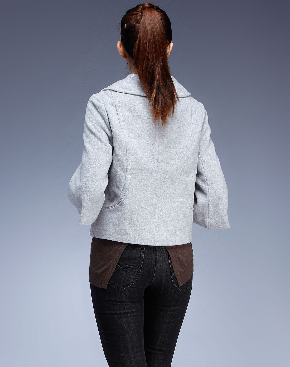 灰白色优雅时尚中袖上衣