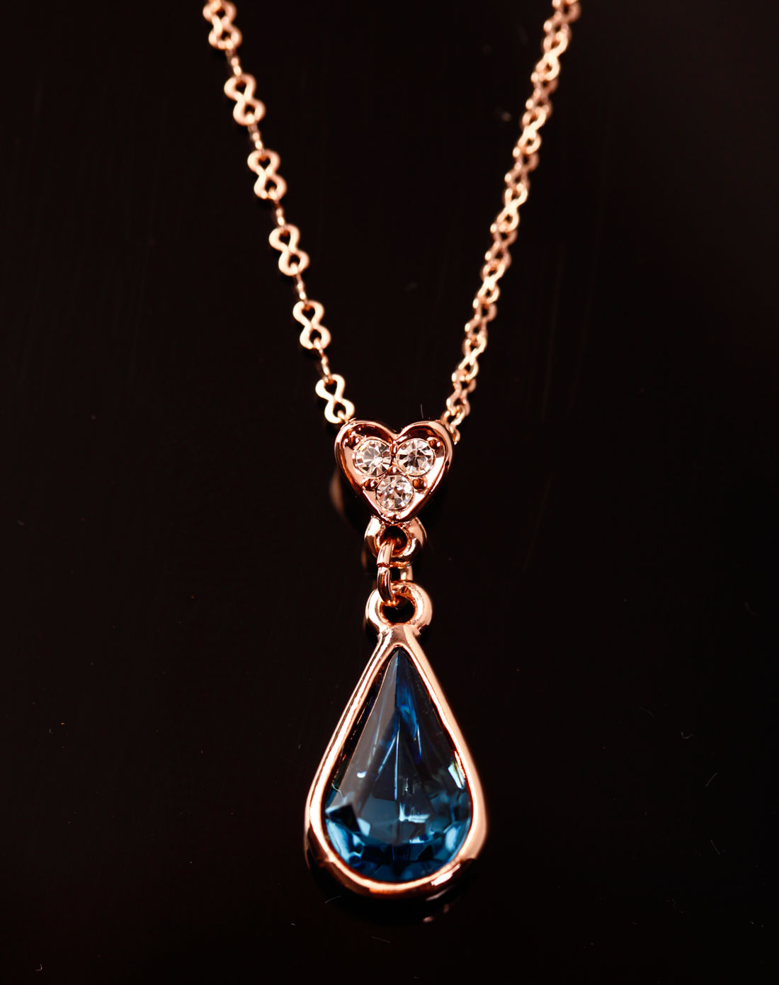 蓝色水滴水晶项链