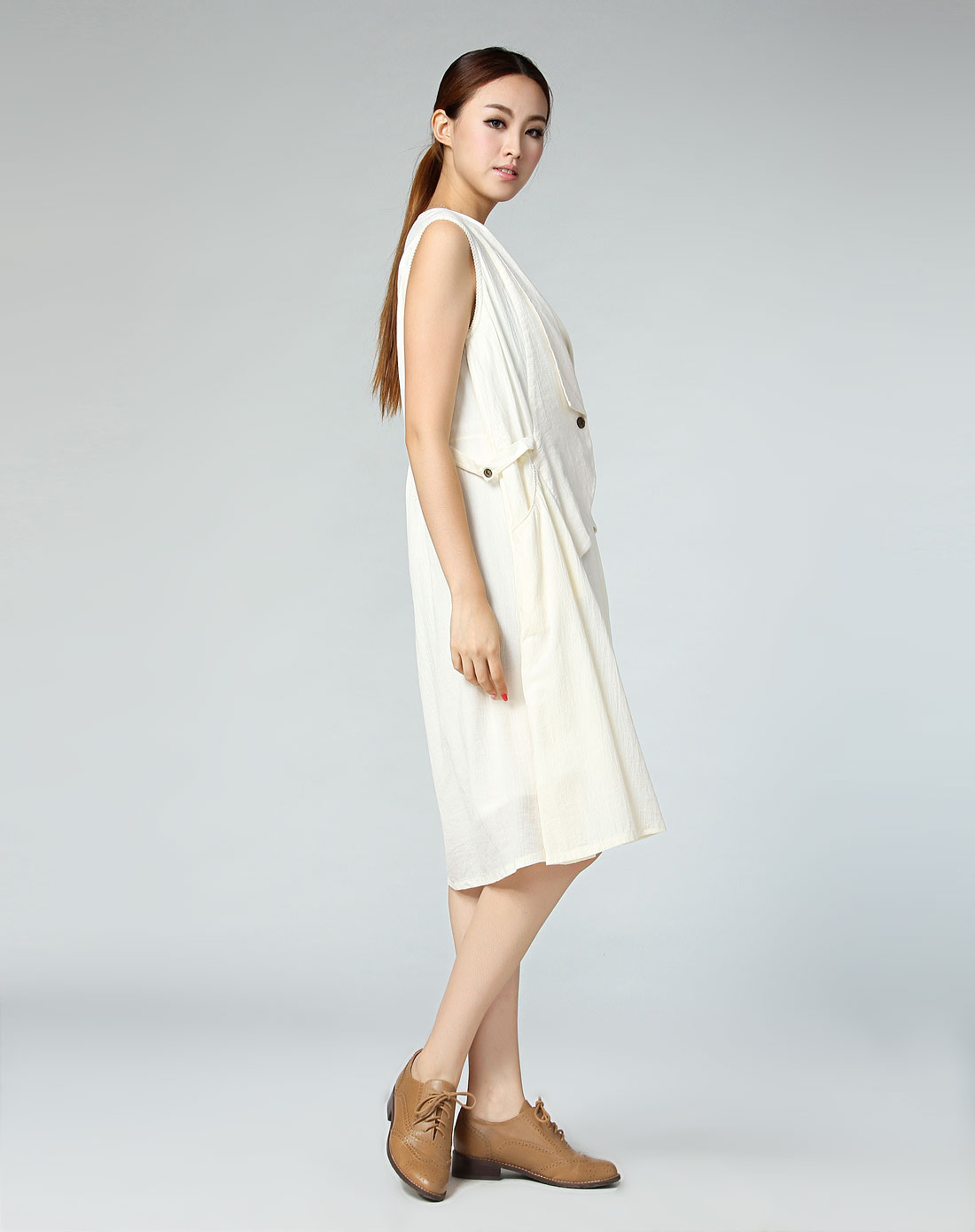 噢姆aum女装专场-米白色休闲无袖连衣裙