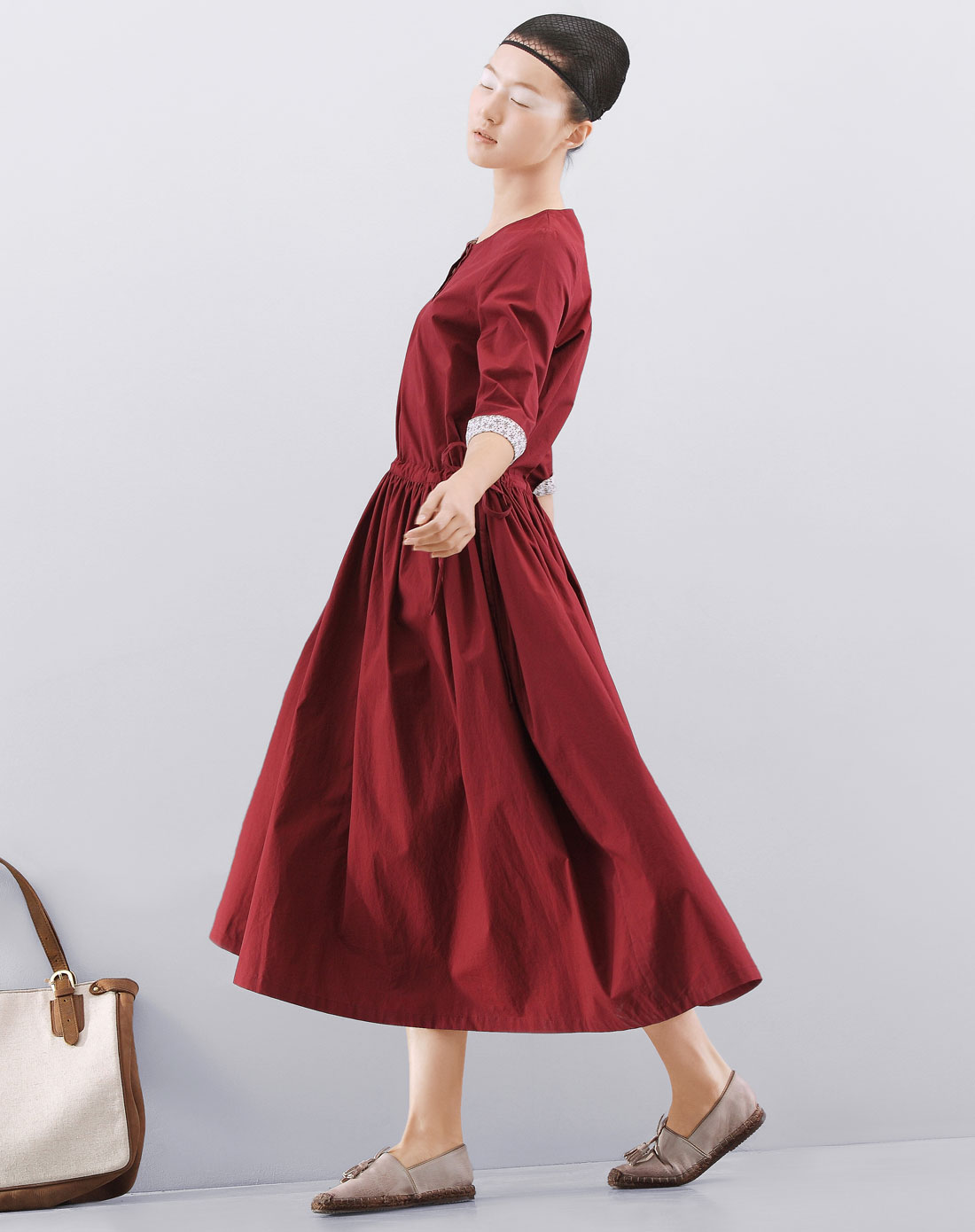 暗红色文艺时尚中袖连衣裙